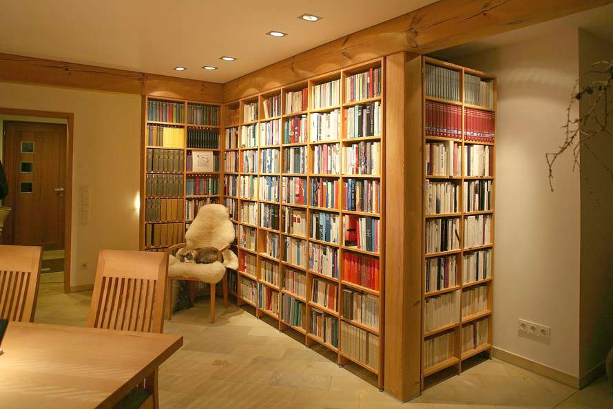 Gleichmäßiges Regal aus Massivholz für Bücher