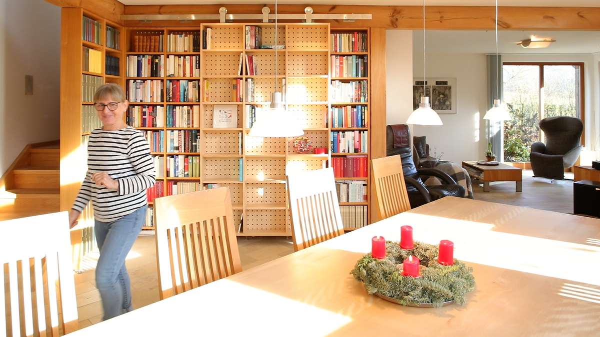 Massivholz-Bücherregal mit vorgelagertem Rollregal 